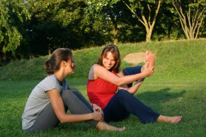 Elodie Yoga mains herbe4